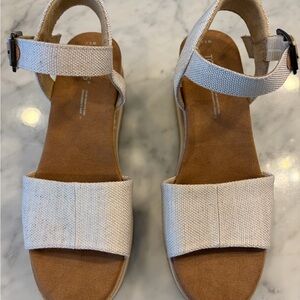 TOMS Women's Tan and Cream Sandals